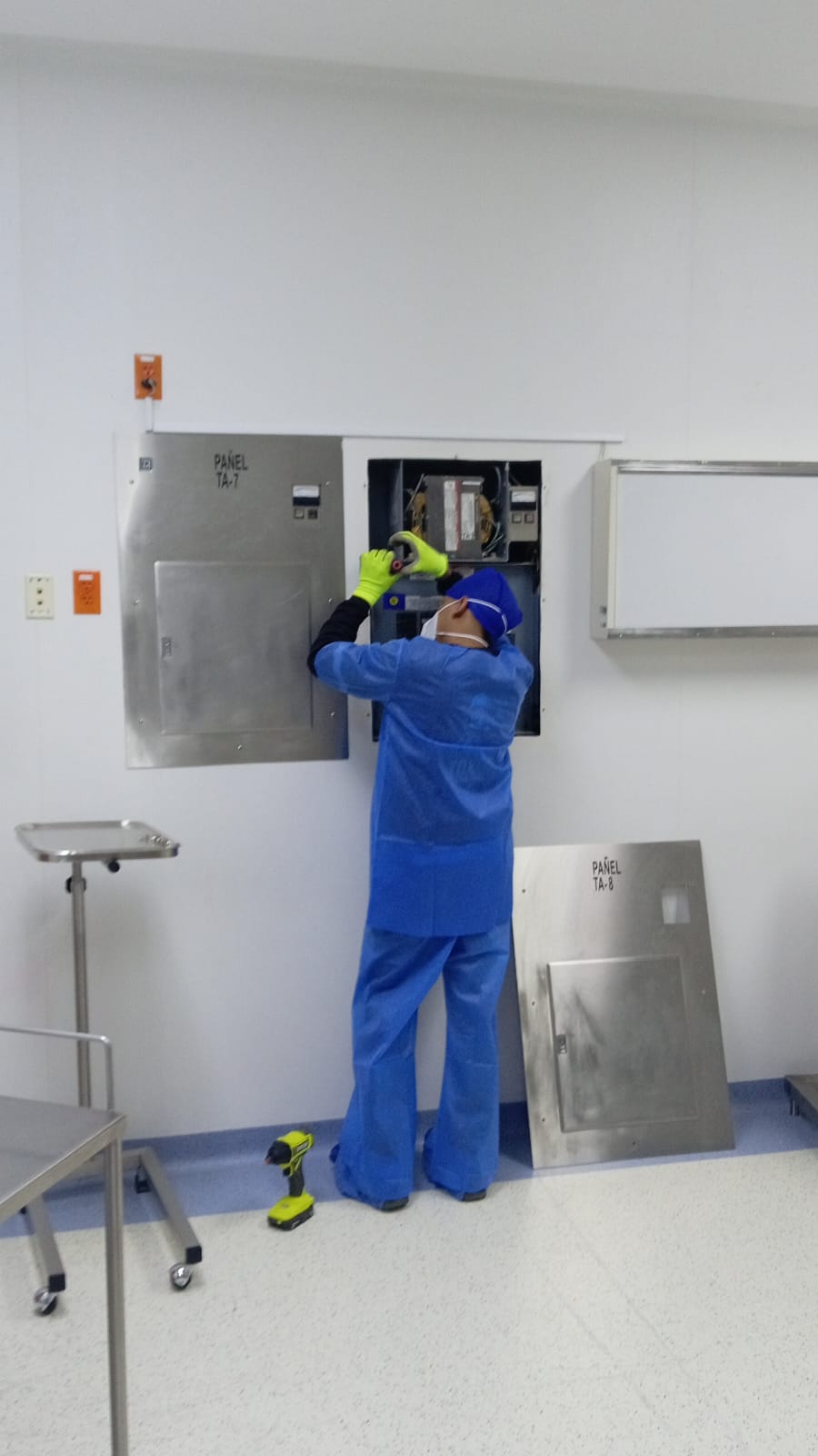 Técnico instalando panel eléctrico